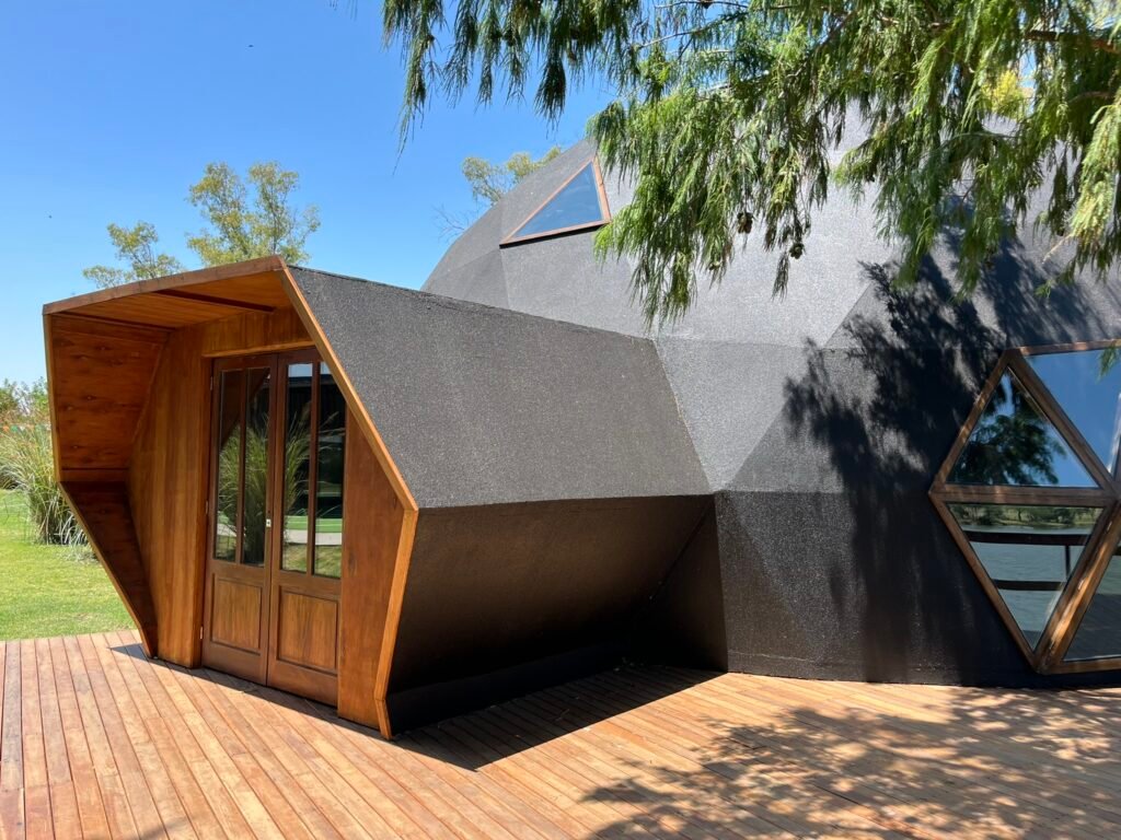 Domo grande con entrada de madera y deck
