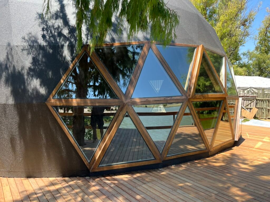 Ventanal triangular de un domo geodésico Biodomos