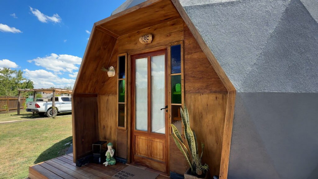 Domo mediano con entrada de madera