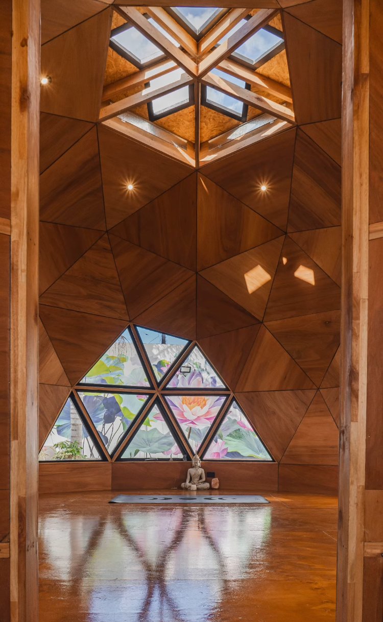 Interior de un domo pequeño de madera con vitral